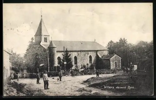 AK Villers-devant-Dun, Église du village avec habitants sur la place