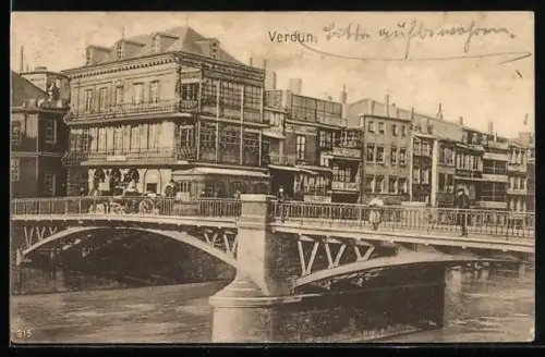 AK Verdun, Vue du pont et des bâtiments au bord de la rivière