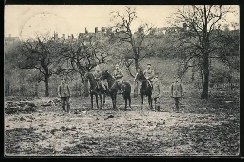 AK Cheppy /Varennes, Soldats à cheval devant un paysage de ruines et d`arbres en hiver