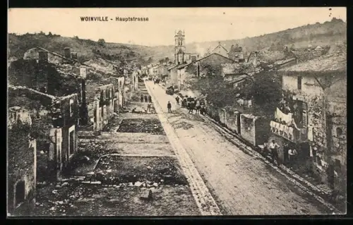 AK Woinville, Hauptstrasse avec bâtiments endommagés et paysage vallonné en arrière-plan