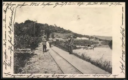 AK Vilosnes-Sivry, Soldaten auf dem Weg entlang des Flusses