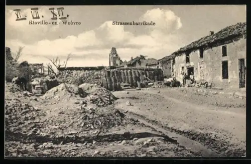 AK Riaville-en-Woëvre, Barricade de rue et maisons en ruines