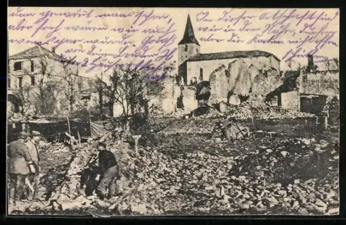 AK Flabas, Vue des ruines du village avec habitants travaillant parmi les décombres et l`église en arrière-plan