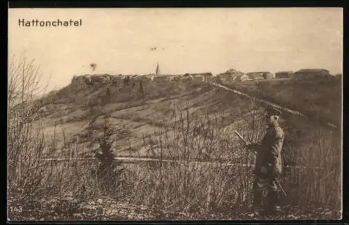 AK Hattonchâtel, Vue sur le village perché avec un observateur au premier plan