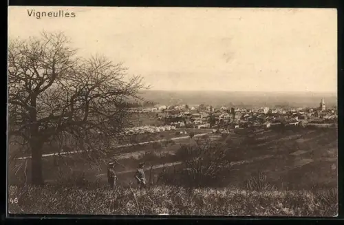 AK Vigneulles, Vue panoramique du village avec deux personnes au premier plan