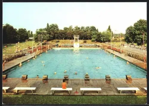 AK Wolfen /Kr. Bitterfeld, Totalansicht vom Schwimmbad