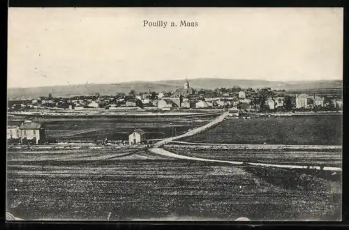 AK Pouilly a. Maas, Vue sur le village et les champs environnants