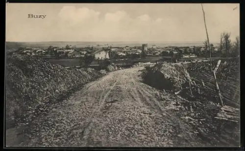 AK Buzy, Chemin menant au village avec vue dégagée