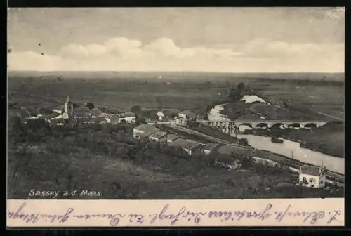 AK Sassey a. d. Maas, Vue du village et du canal avec le pont en arrière-plan