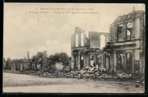 AK Revigny /Meuse, L`hôtel de ville après le bombardement