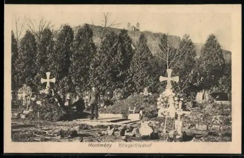 AK Montmédy, Cimetière militaire avec vue sur la forteresse en arrière-plan
