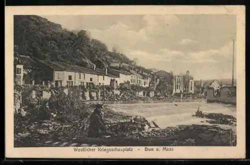 AK Dun a. Meuse, Vue du champ de bataille occidental avec rivière et maisons en ruines