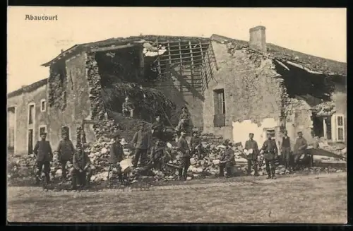 AK Abaucourt, Soldats posant devant un bâtiment en ruines
