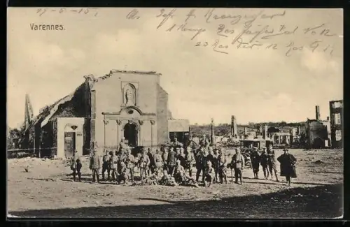 AK Varennes, Ruines et soldats posant devant une église endommagée