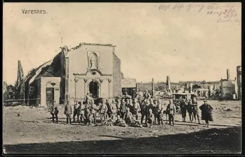 AK Varennes, Soldats devant une église en ruines après un bombardement