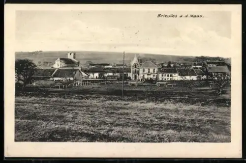 AK Brieulles-sur-Meuse, Vue du village et des collines environnantes