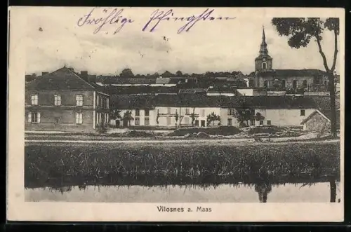 AK Villosnes a. Maas, Vue du village avec clocher et rivière au premier plan
