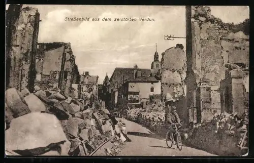 AK Verdun, Scène de rue dans la ville détruite
