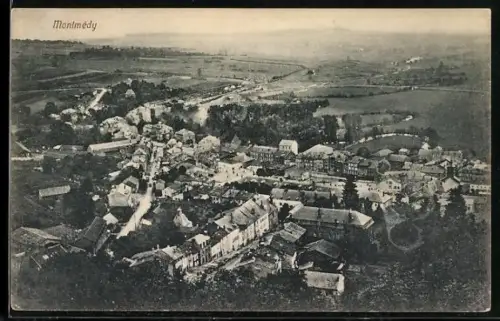 AK Montmédy, Vue aérienne du village et des environs champêtres