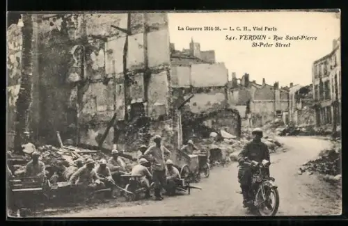 AK Verdun, Rue Saint-Pierre pendant la guerre 1914-18 avec soldats et décombres
