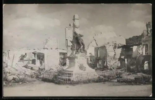 AK Saint-Mihiel, Monument aux morts de 1870-71 entouré de ruines