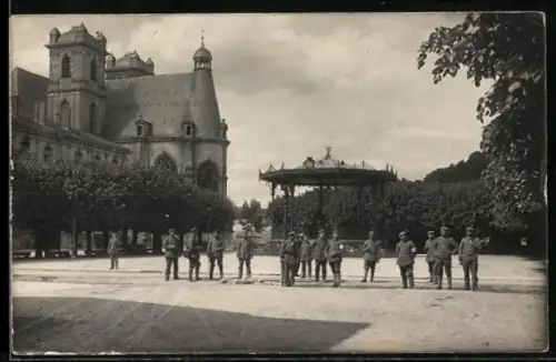 AK St. Mihiel, Soldats devant une église et un kiosque à musique