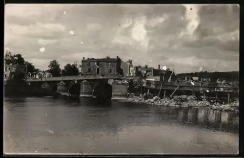 AK St. Mihiel, Vue du pont sur la rivière avec bâtiments en arrière-plan