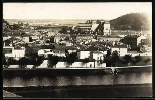 AK St. Mihiel, Vue sur la ville et l`église avec la rivière au premier plan