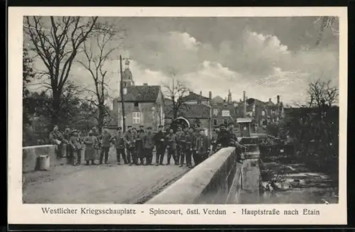AK Spincourt, Route principale vers Étain avec soldats sur le pont