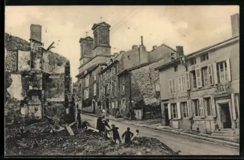 AK Stenay, Vue sur la rue principale avec église en arrière-plan