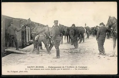 AK Saint-Mihiel, Embarquement de l`Artillerie de Campagne, Les animaux moins dociles que le matériel