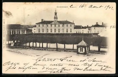 AK Commercy, Hôtel de Ville avec place arborée en avant-plan