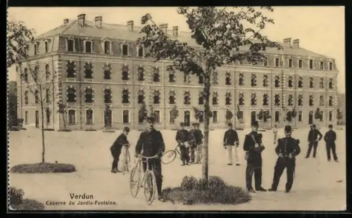 AK Verdun, Caserne de Jardin-Fontaine avec des soldats et un cycliste devant le bâtiment