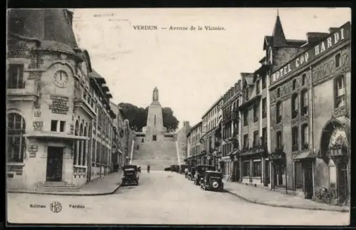 AK Verdun, Avenue de la Victoire avec scène urbaine et voitures anciennes