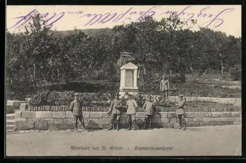 AK Montsec /St. Mihiel, Bismarckdenkmal avec des soldats en uniforme devant le monument