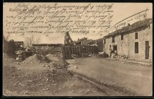 AK Riaville en Voevre, Vue des bâtiments en pierre et de la rue principale