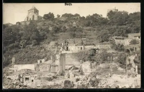 AK Dun /Meuse, Vue de l`église sur la colline avec des ruines au premier plan, 1917