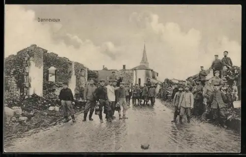 AK Dannevoux, Soldats posant dans une rue en ruines après un conflit