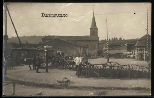 AK Dannevoux, Vue de la place centrale avec église et villageois