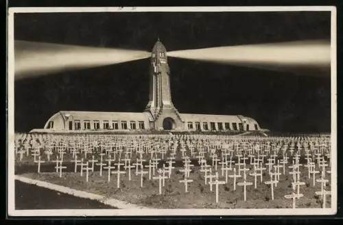 AK Douaumont, Ossuaire illuminé au cimetière national de Douaumont