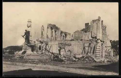AK Saint-Mihiel, Monument avec ruines d`un bâtiment détruit, 1916