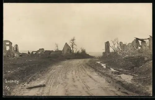 AK Gremilly, La rue principale du village détruit, 1917