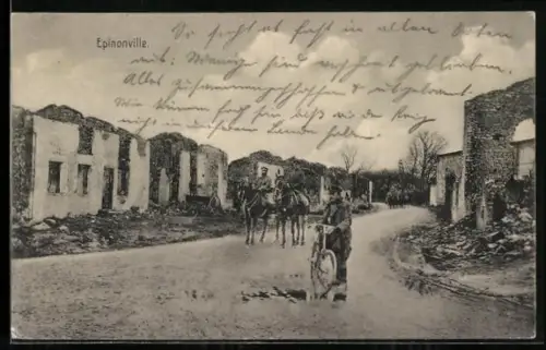 AK Épinonville, Vue des ruines et des soldats à cheval sur une route