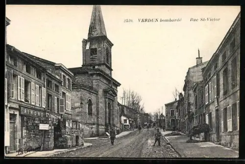 AK Verdun, Rue St-Victor bombardée avec église et bâtiments endommagés
