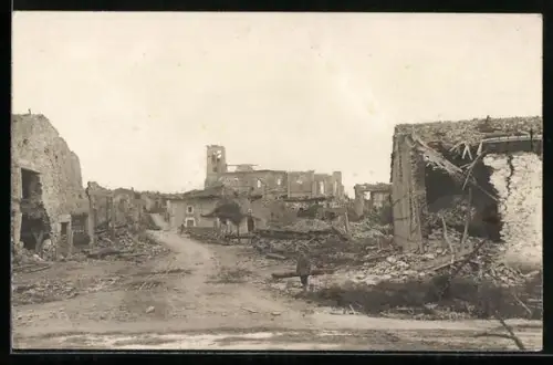 AK Forges, Vue depuis la rue principale vers l`église en ruines