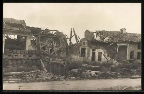 AK Forges, Barricade dans la rue en ruines nord-ouest de Verdun mai 1916