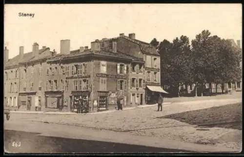 AK Stenay, Vue de la place centrale avec bâtiments et arbres