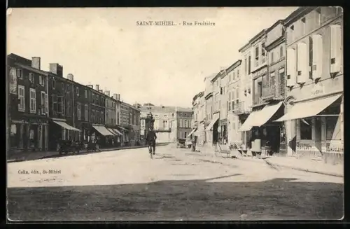 AK Saint-Mihiel, Rue Frutière avec ses bâtiments et commerces