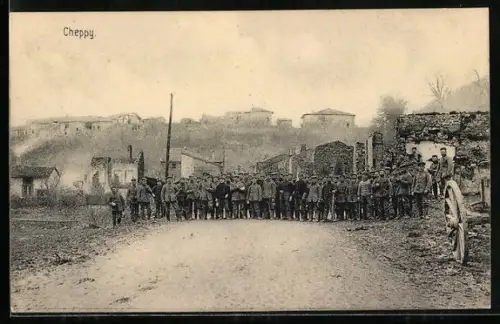 AK Cheppy /Varennes, Groupe de soldats dans le village en ruines, 1915
