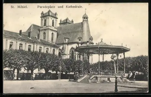 AK St. Mihiel, Paradeplatz et cathédrale avec kiosque à musique
